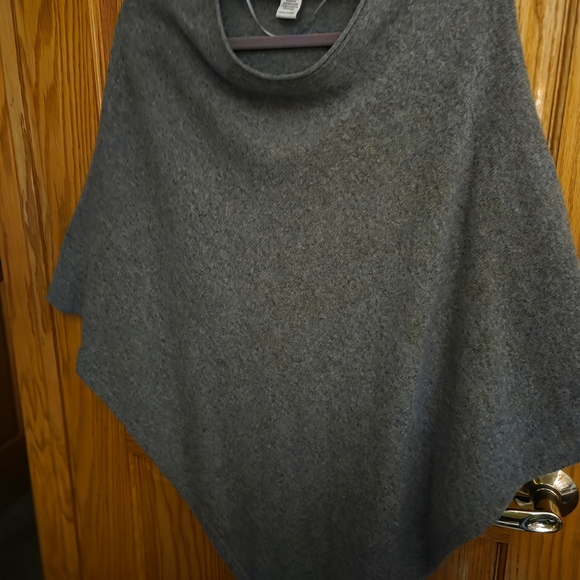 Soft luxurious, 100% 2-ply cashmere Gray Knit Poncho - Picture 3 of 9